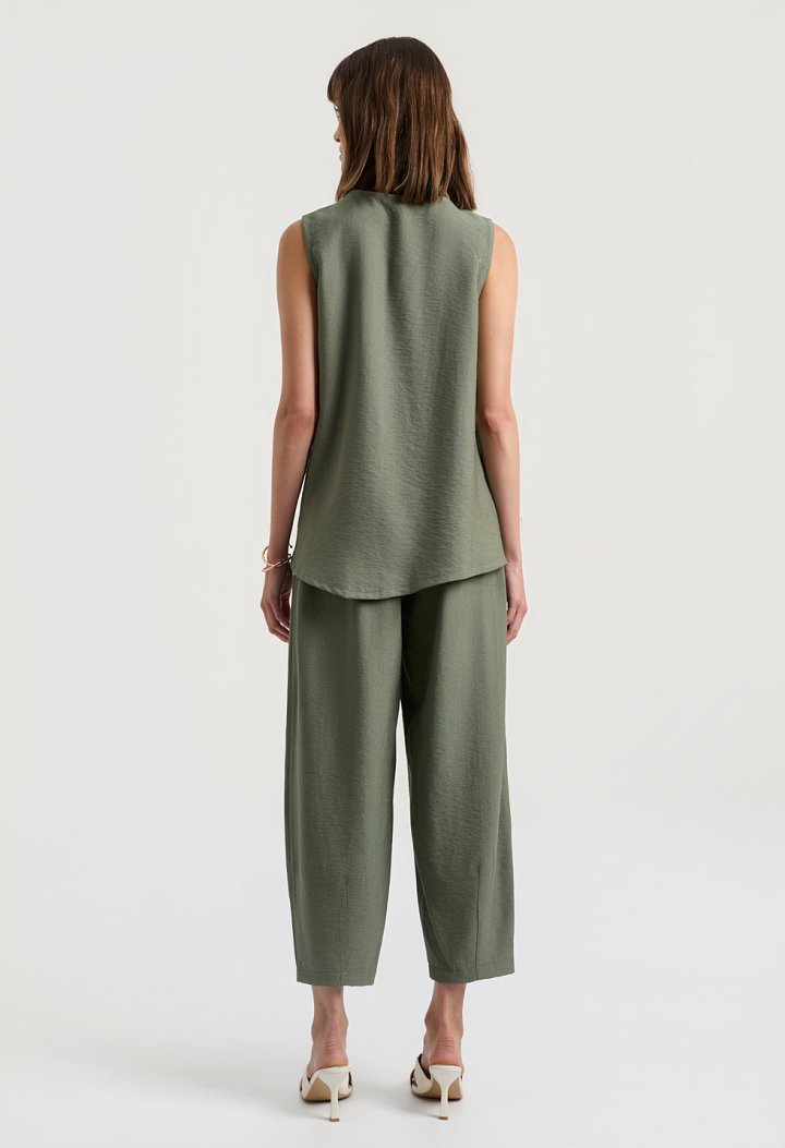 Set with a sleeveless top and balloon pants