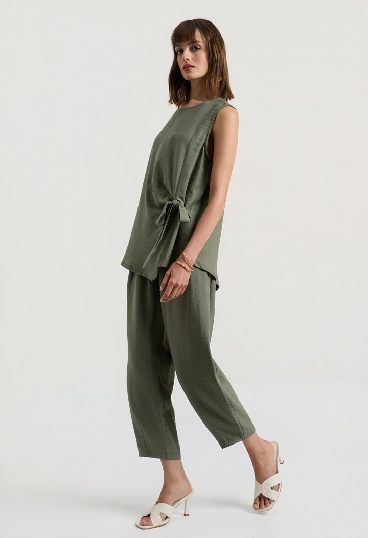 Set with a sleeveless top and balloon pants
