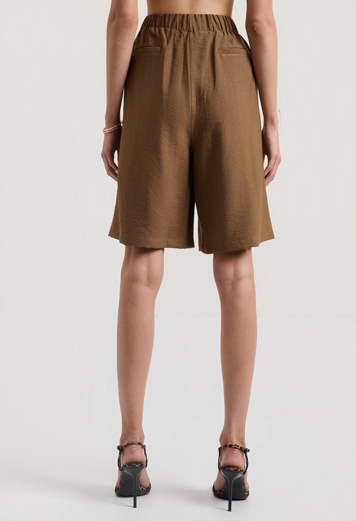 Pleated bermuda shorts with an elastic waistband