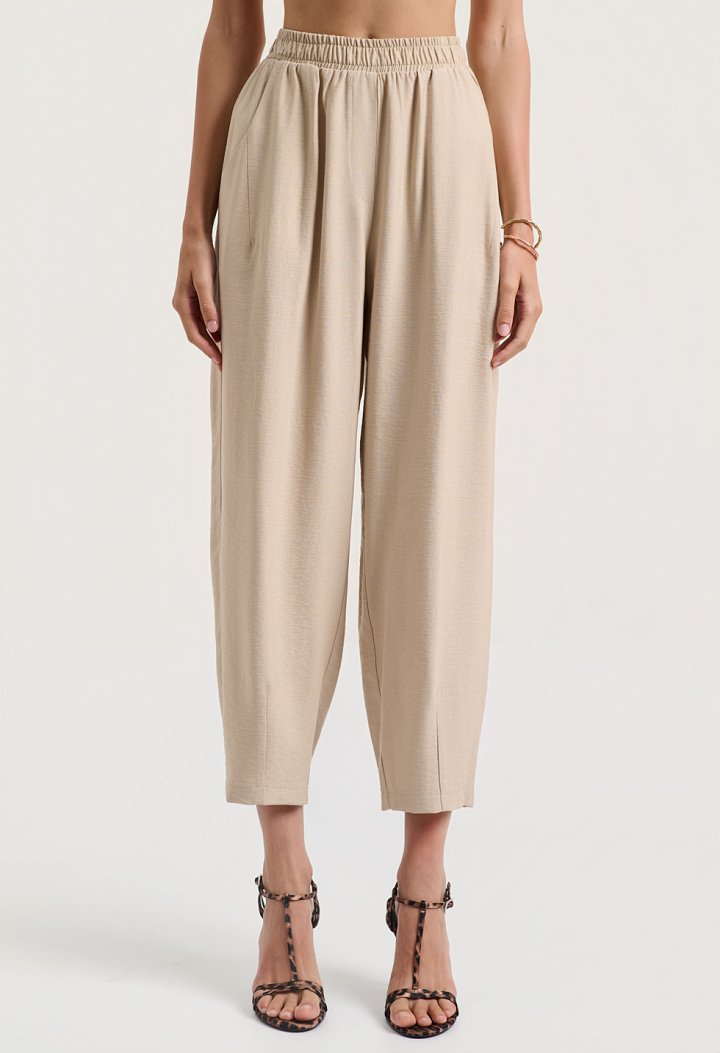 Set with a sleeveless top and balloon pants
