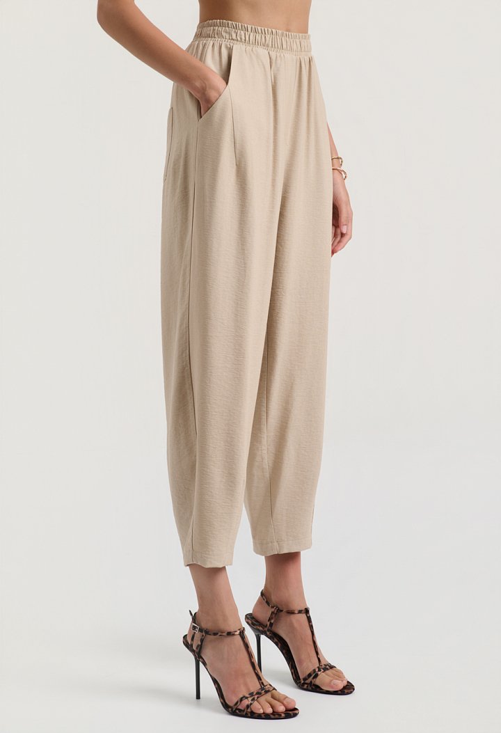 Set with a sleeveless top and balloon pants