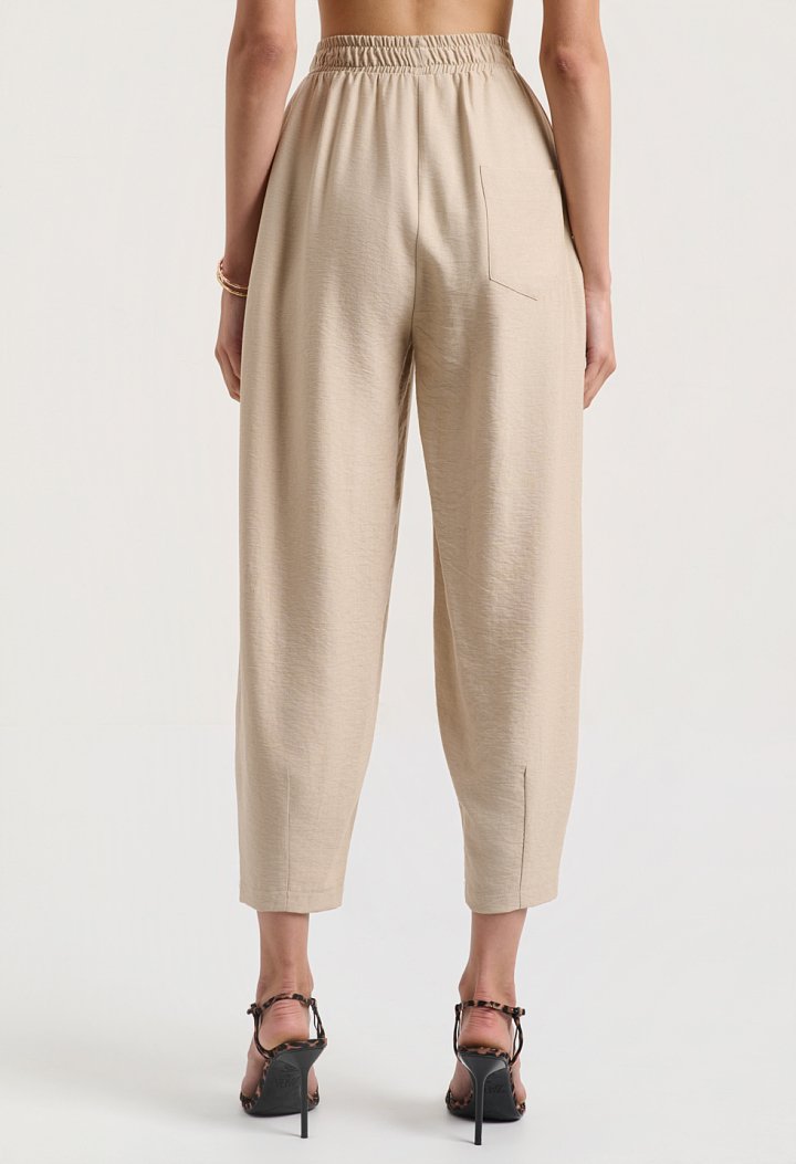 Set with a sleeveless top and balloon pants