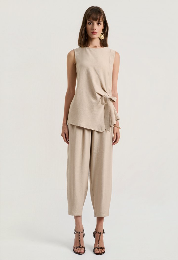 Set with a sleeveless top and balloon pants