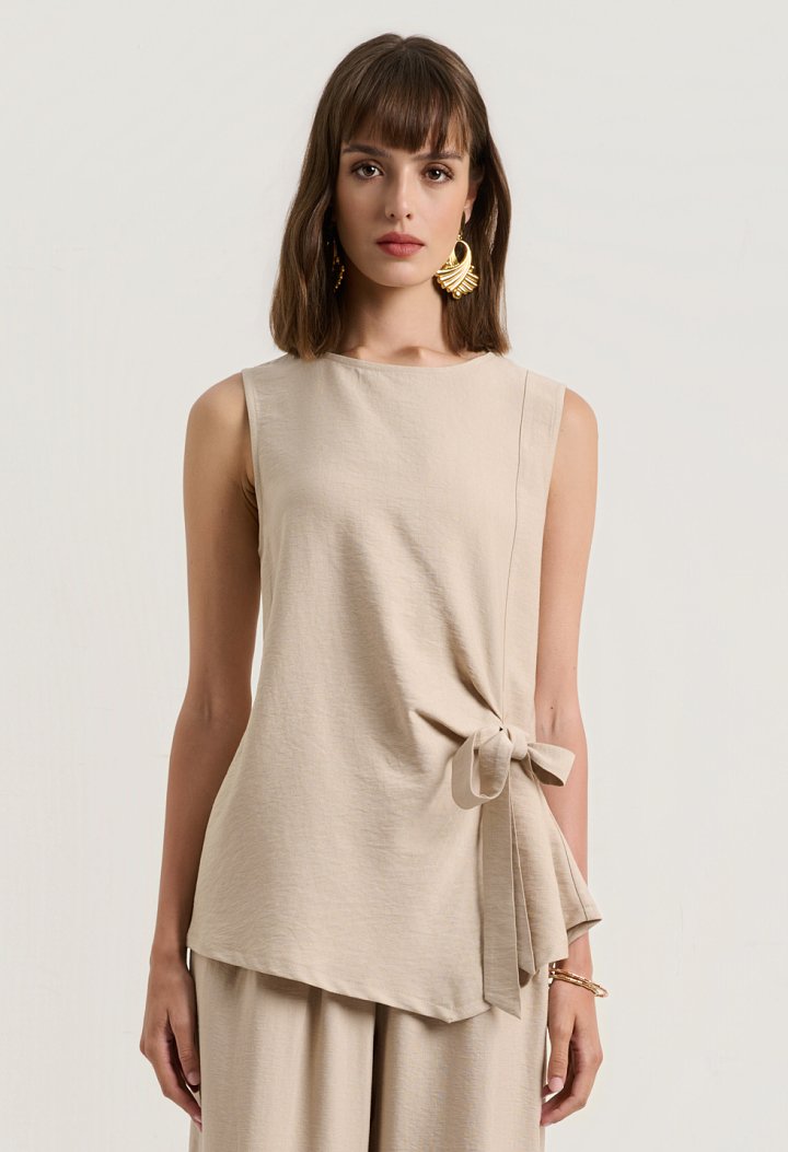 Set with a sleeveless top and balloon pants