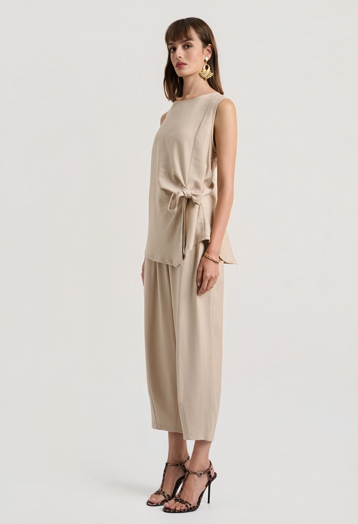 Set with a sleeveless top and balloon pants