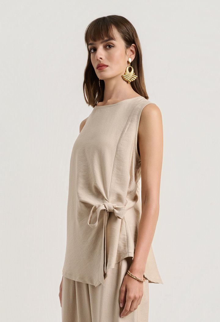 Set with a sleeveless top and balloon pants