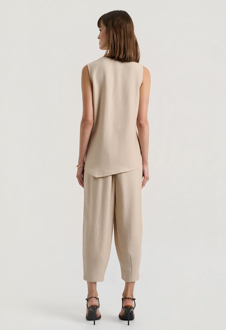 Set with a sleeveless top and balloon pants