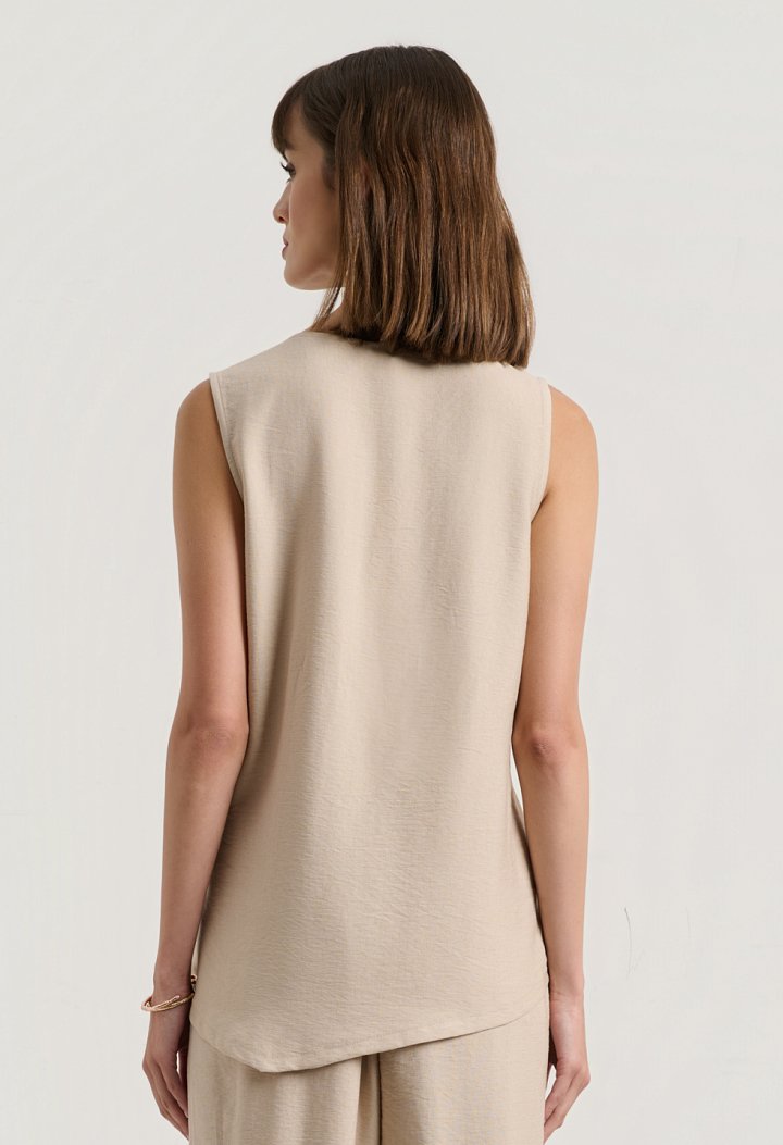 Set with a sleeveless top and balloon pants