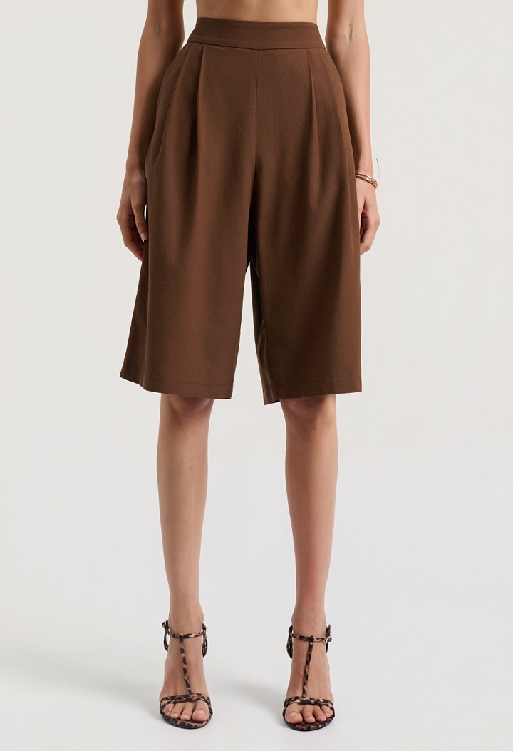 High-waisted bermuda shorts with pleats and pockets