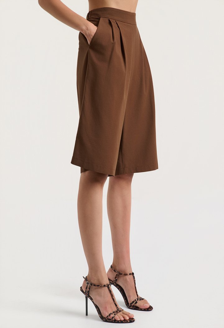 High-waisted bermuda shorts with pleats and pockets