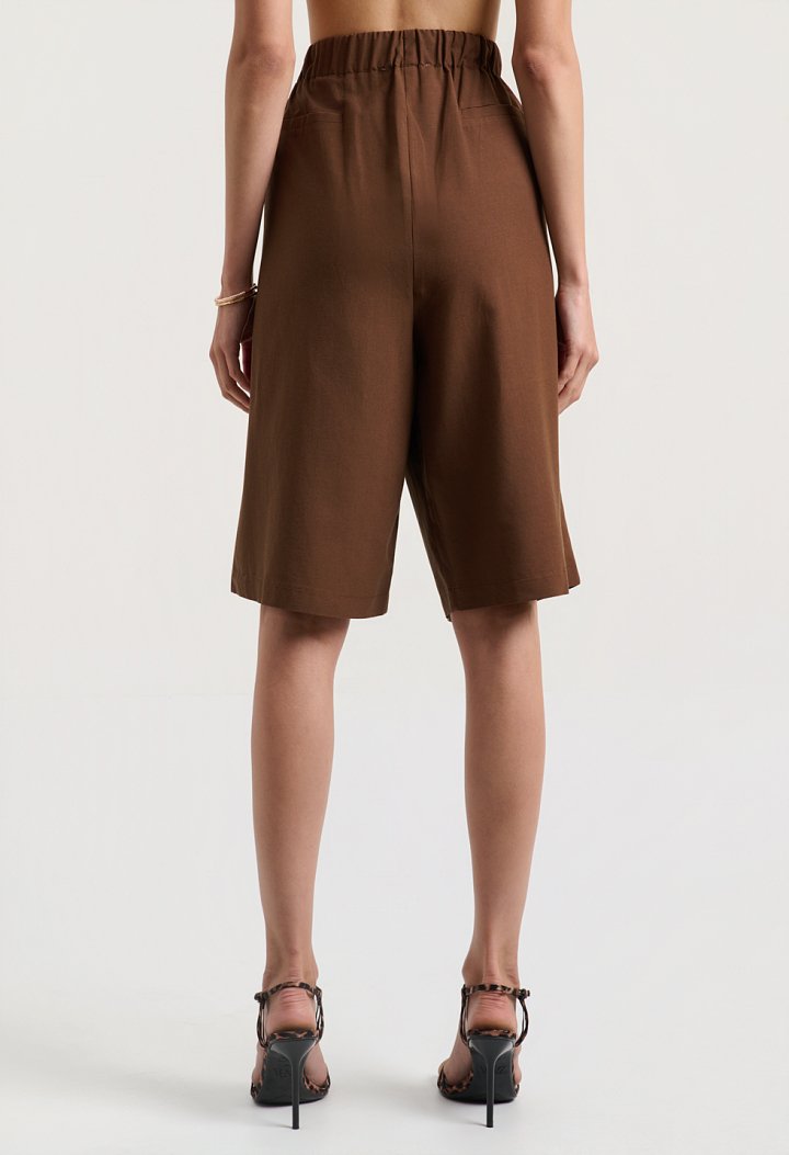 High-waisted bermuda shorts with pleats and pockets