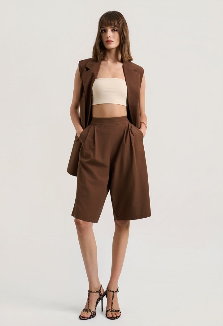 High-waisted bermuda shorts with pleats and pockets