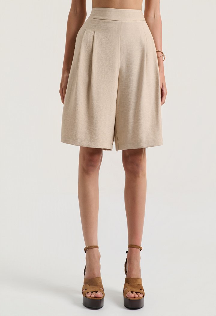 Pleated bermuda shorts with an elastic waistband
