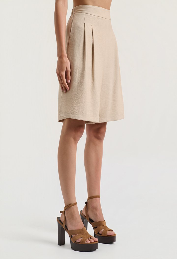 Pleated bermuda shorts with an elastic waistband