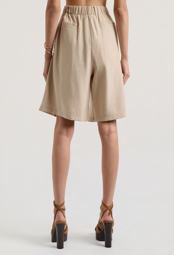 Pleated bermuda shorts with an elastic waistband