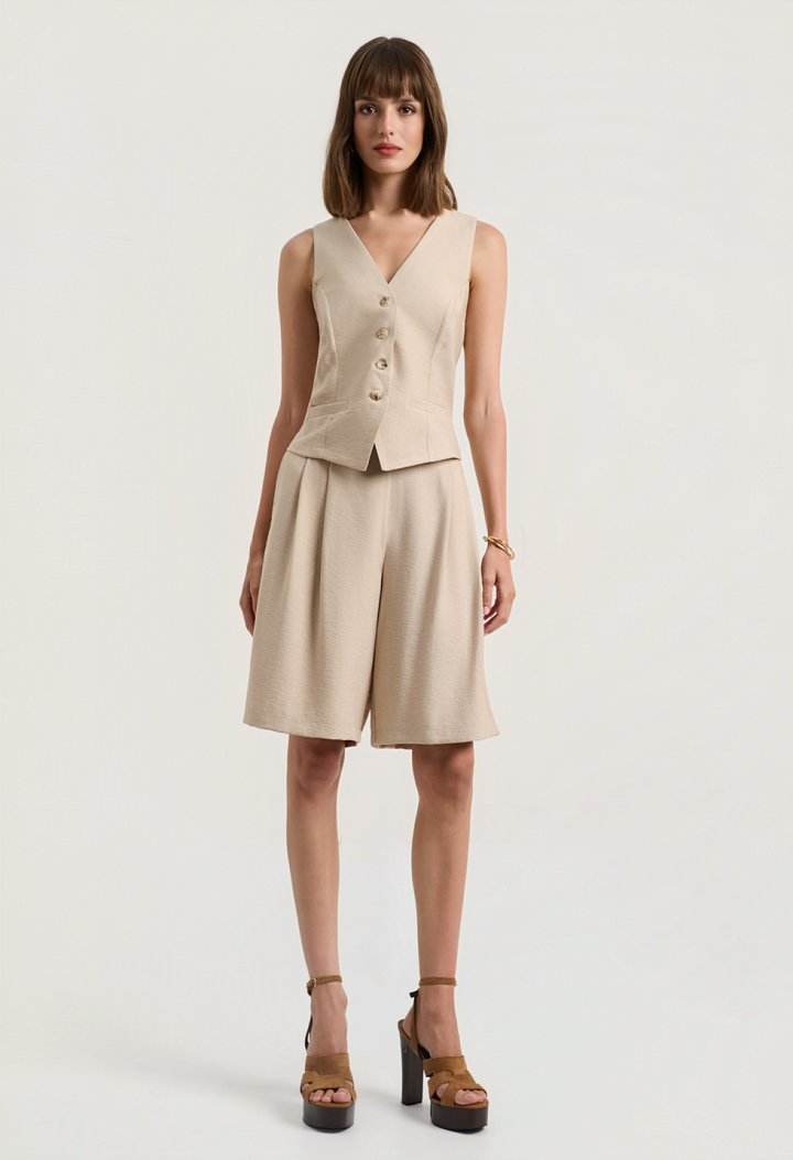 Pleated bermuda shorts with an elastic waistband