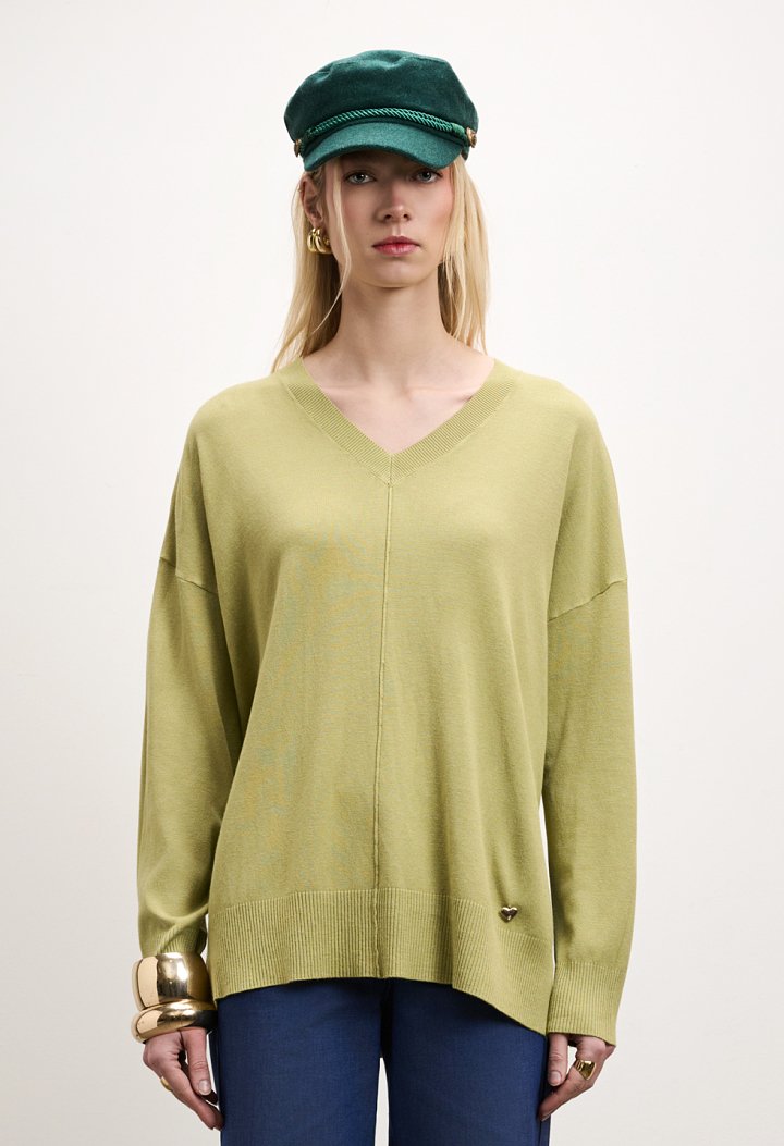 Long knitted blouse with a V-neckline