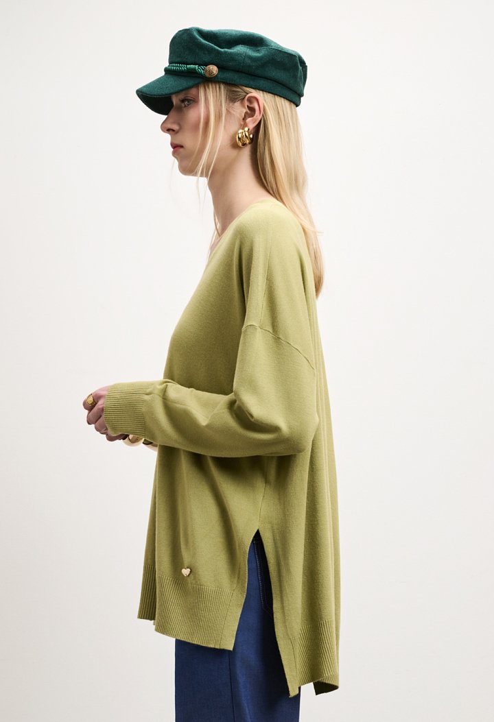 Long knitted blouse with a V-neckline