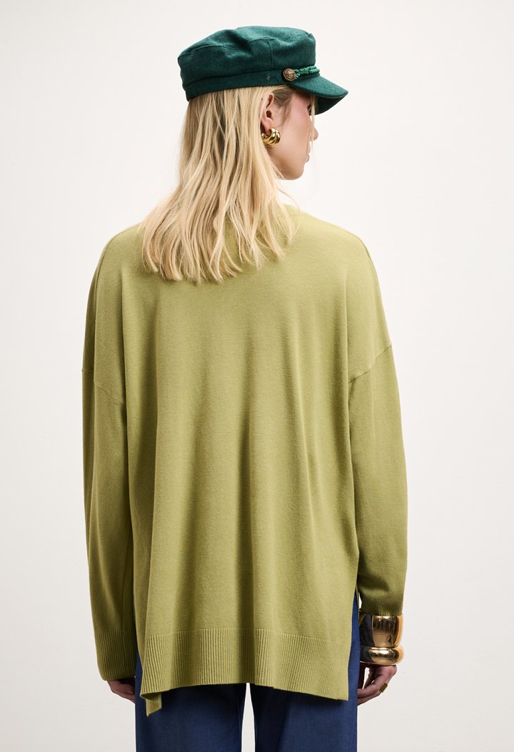 Long knitted blouse with a V-neckline