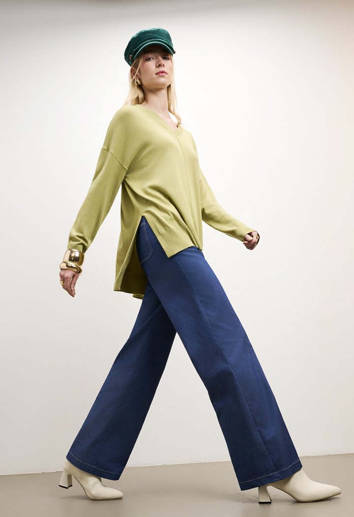 Long knitted blouse with a V-neckline