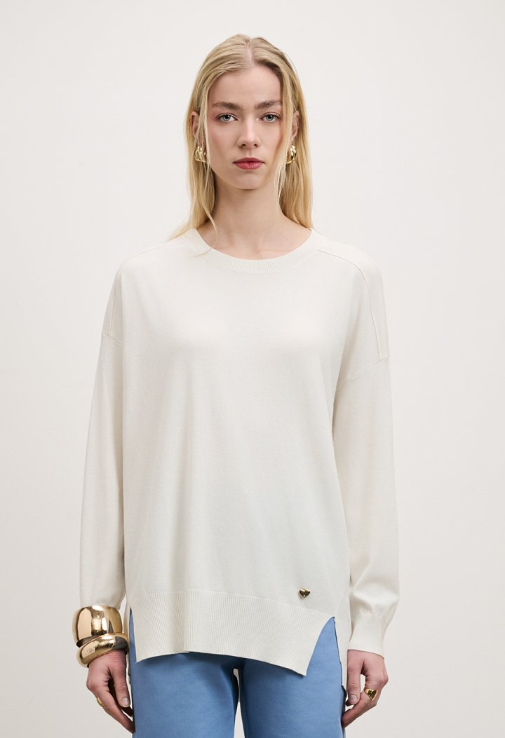 Long knitted top with round neckline