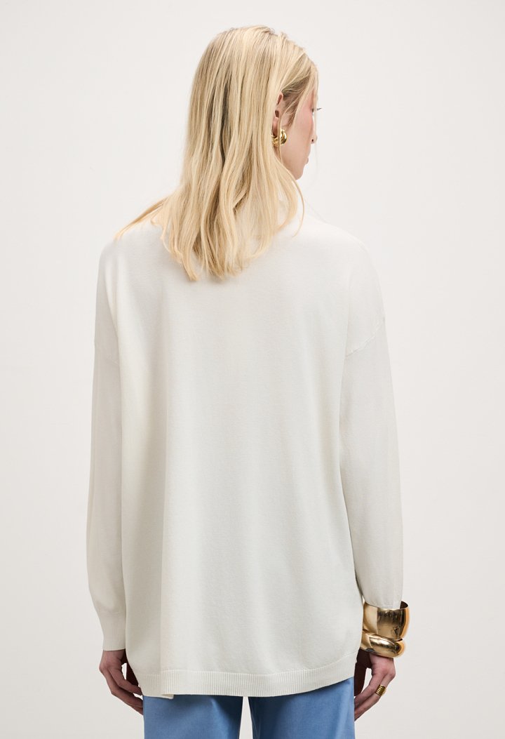 Long knitted top with round neckline