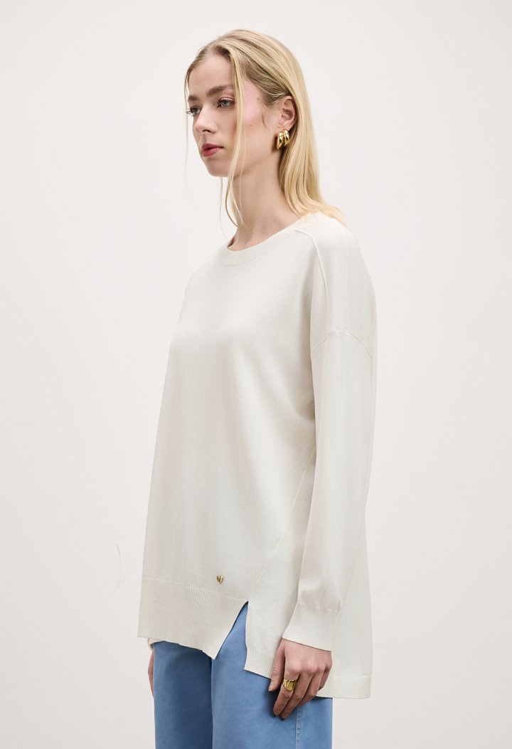Long knitted top with round neckline