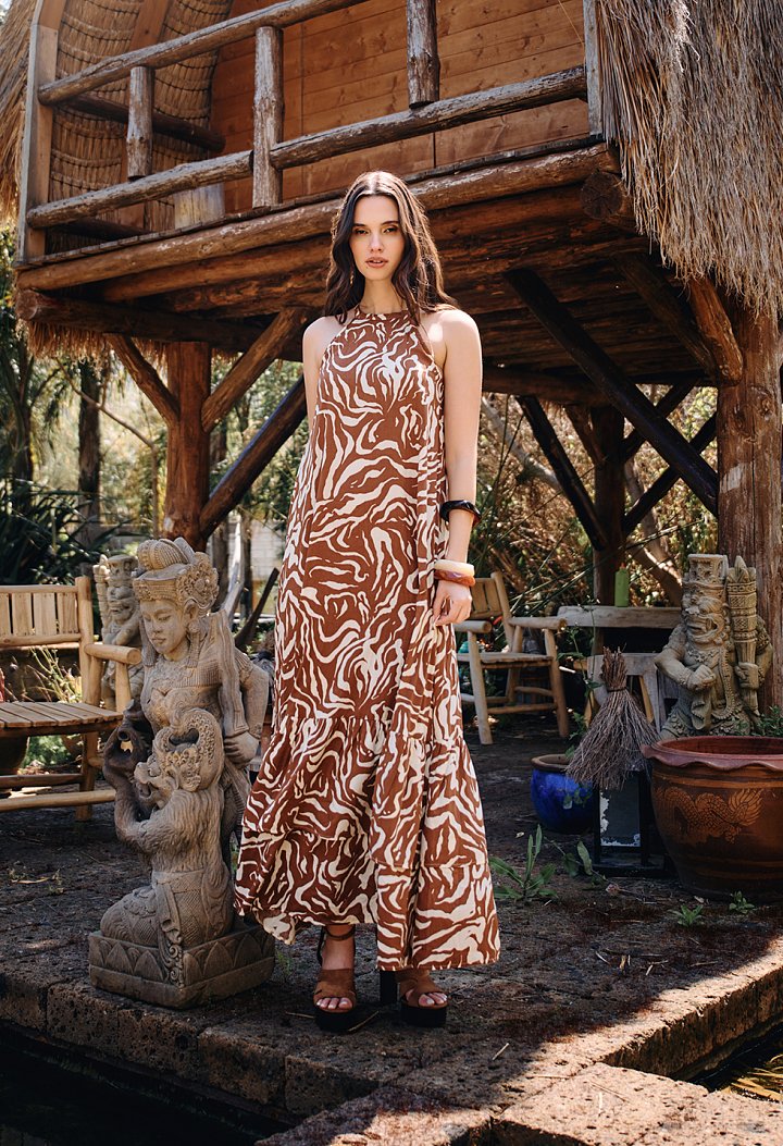 Maxi εμπριμέ φόρεμα halter με βολάν σε καφέ απόχρωση