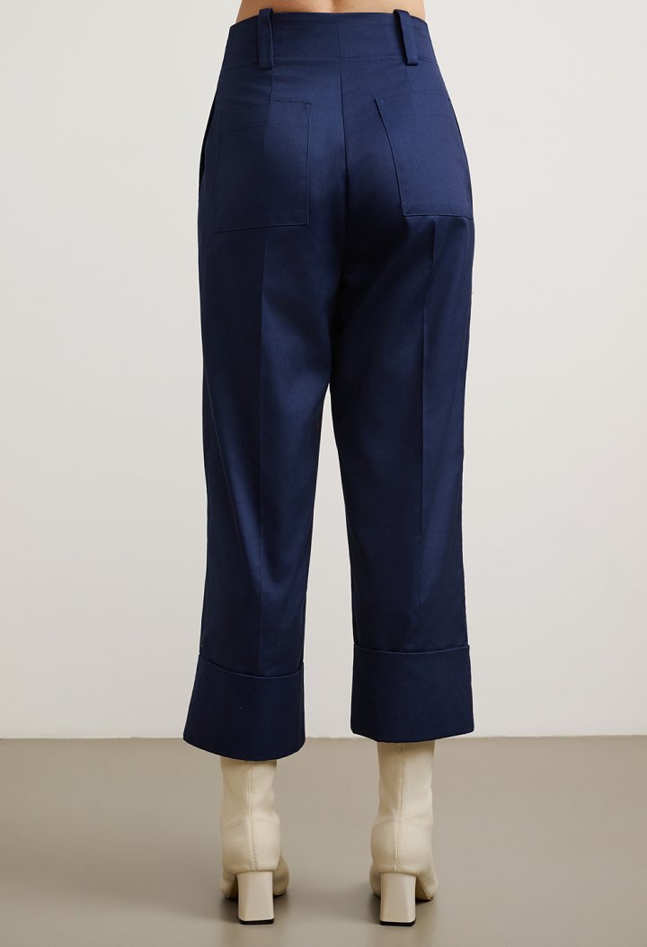 High-waisted trousers with turn-up hem