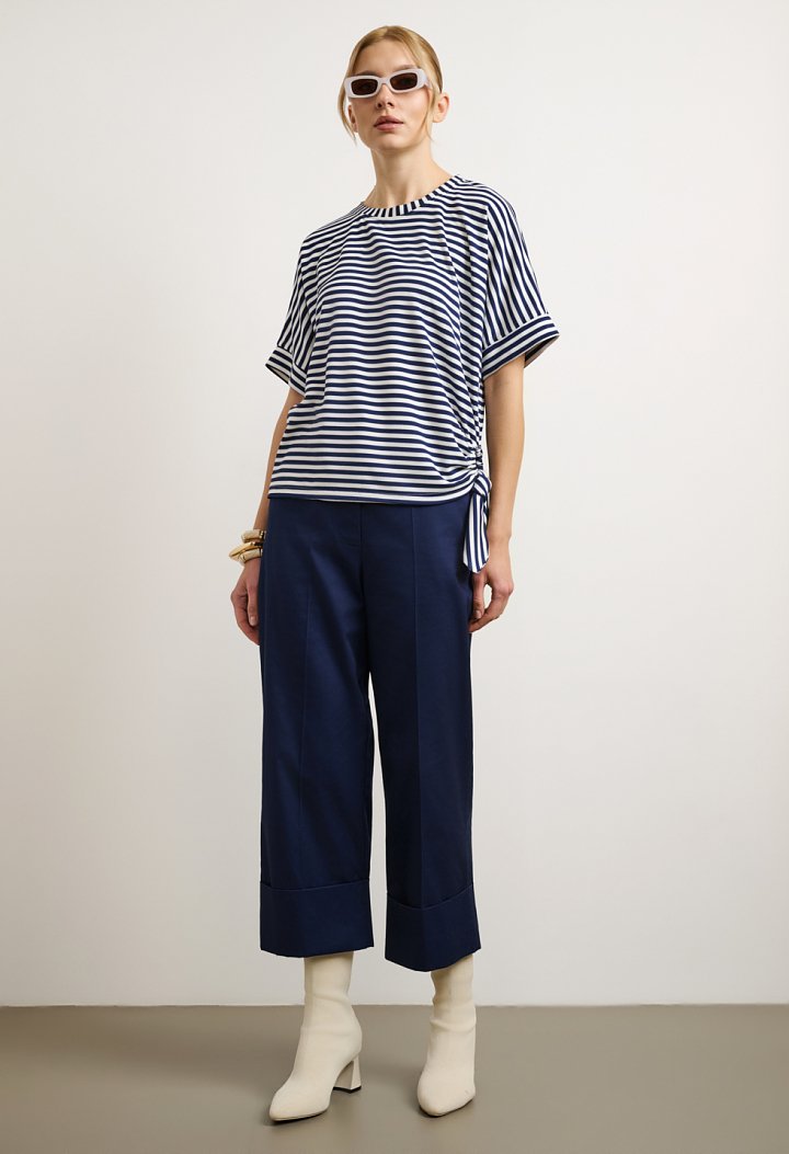High-waisted trousers with turn-up hem