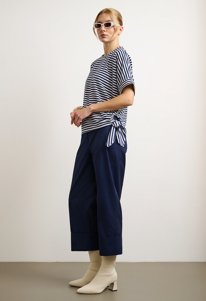High-waisted trousers with turn-up hem