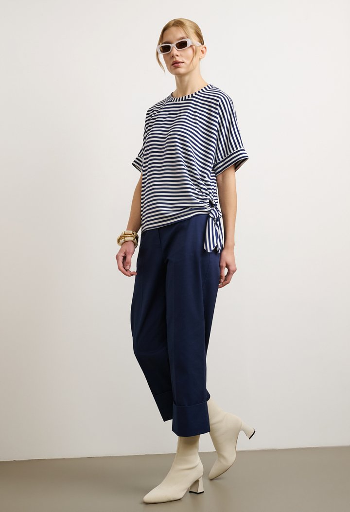High-waisted trousers with turn-up hem