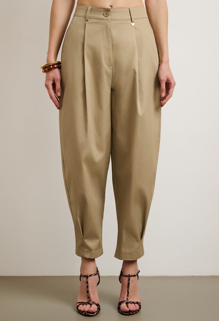 Relaxed-fit pleated trousers