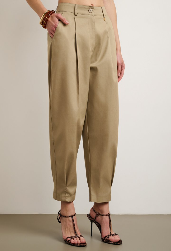 Relaxed-fit pleated trousers