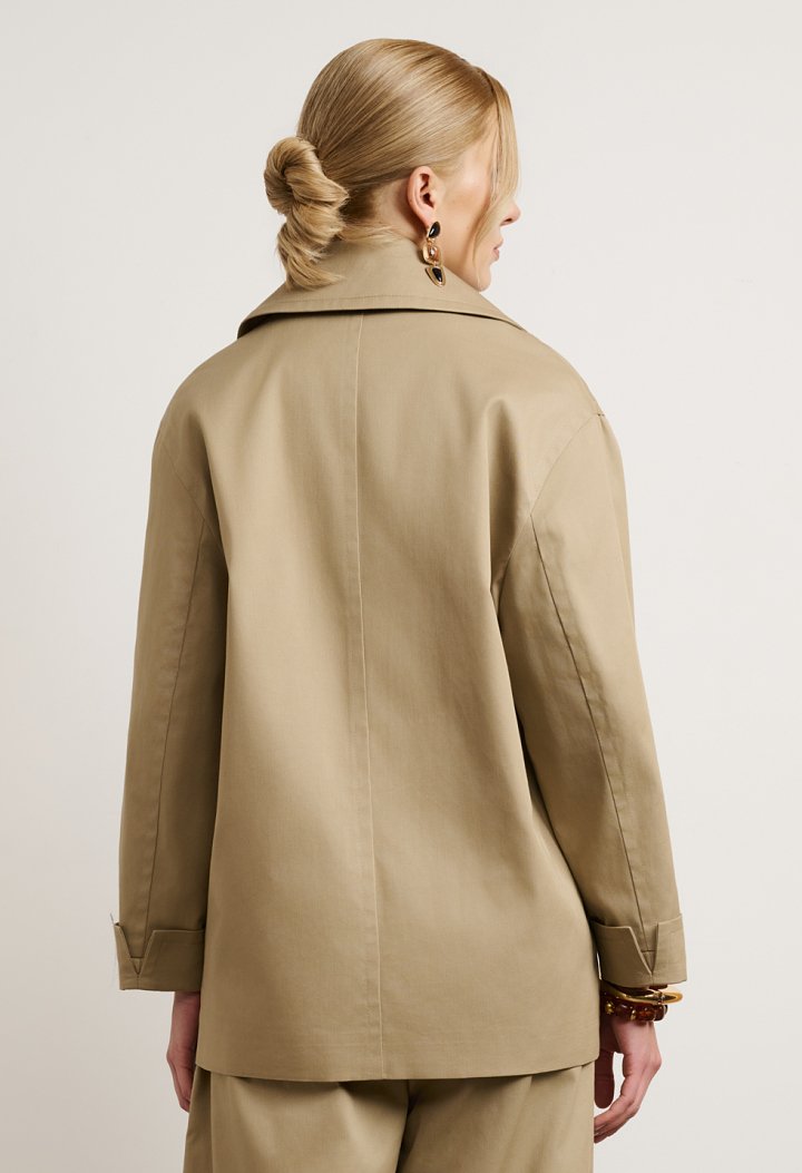 Short trench coat with double-breasted fastening