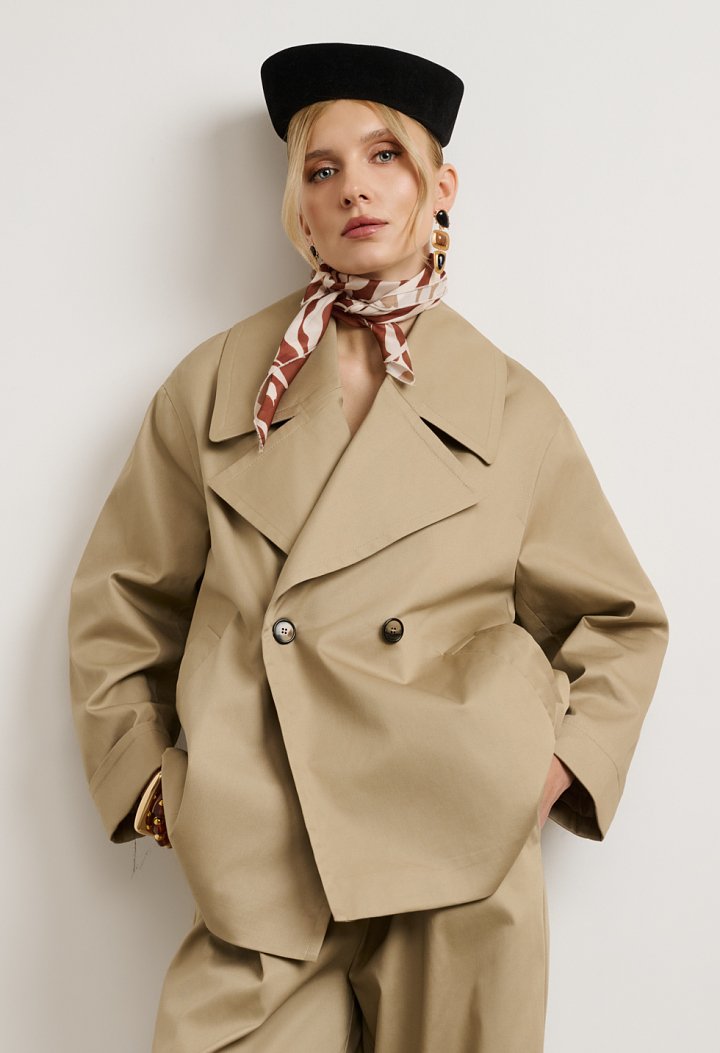 Short trench coat with double-breasted fastening