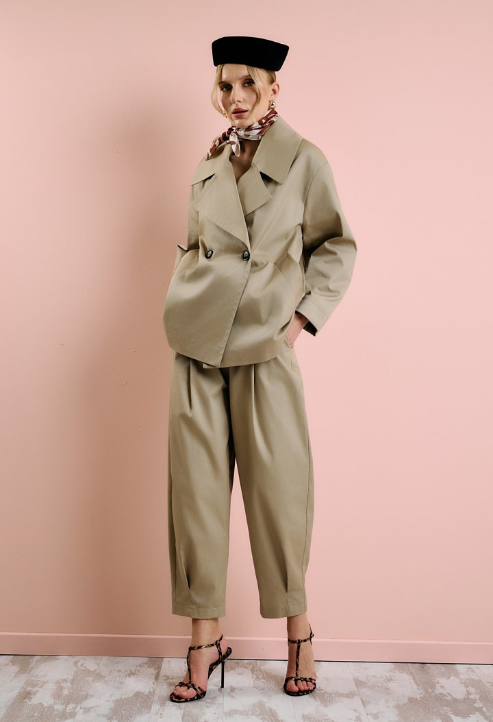 Short trench coat with double-breasted fastening