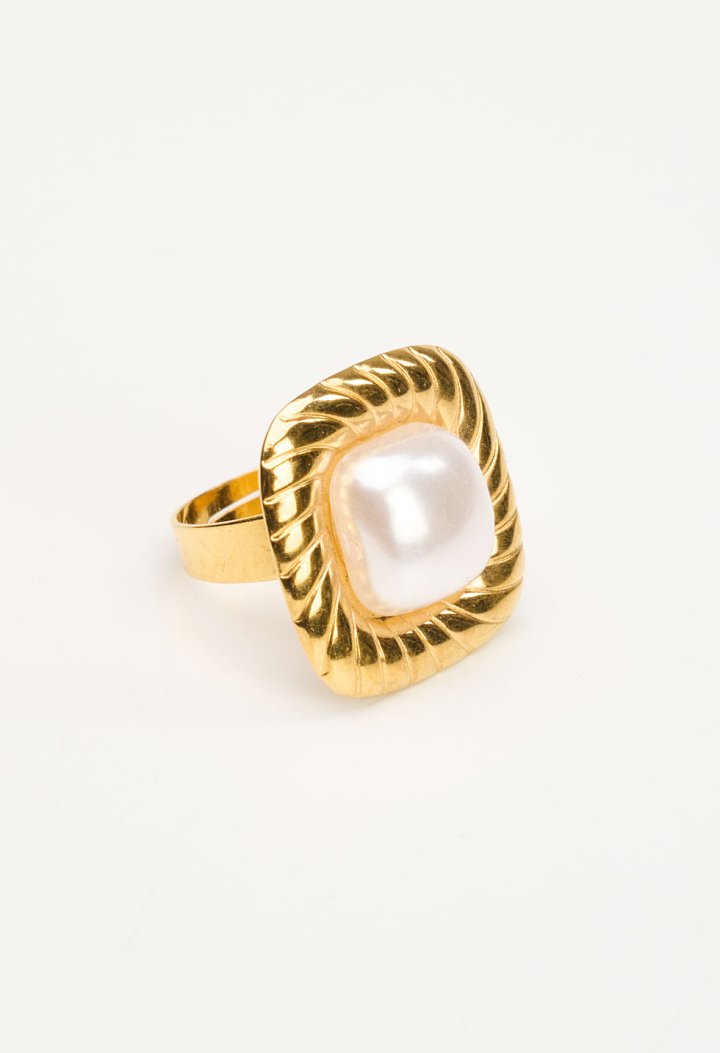 Square-shaped ring featuring a stone