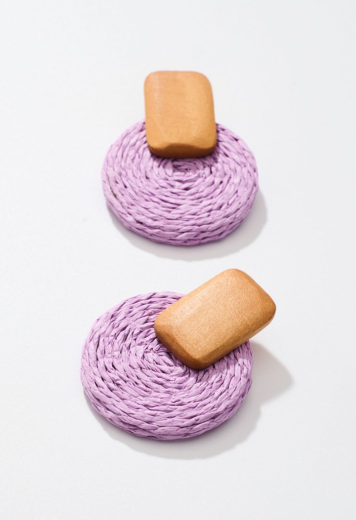 Σκουλαρίκια από raffia με ξύλινη λεπτομέρεια