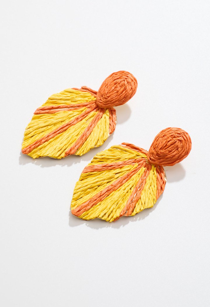 Raffia leaf-shaped earrings