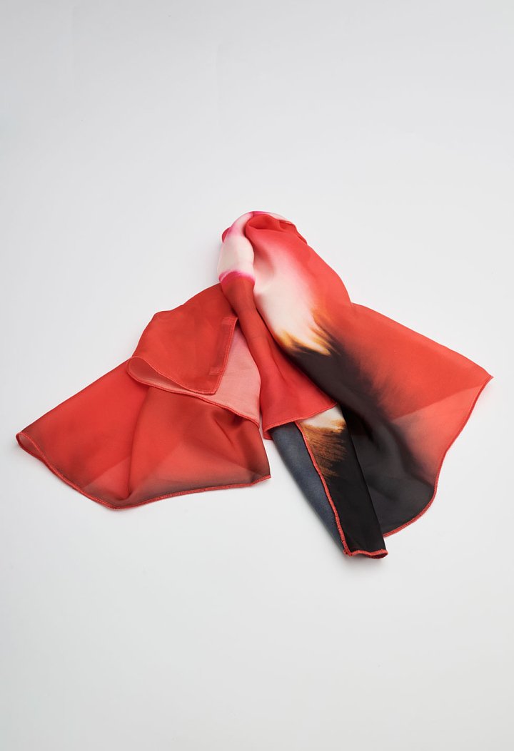 Scarf in red tones