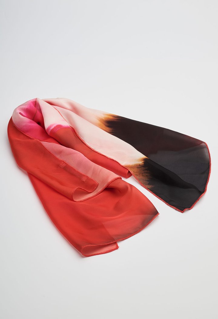 Scarf in red tones